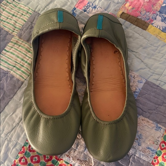 Tieks Flats in Olive Green: Size 7 - Picture 2 of 9